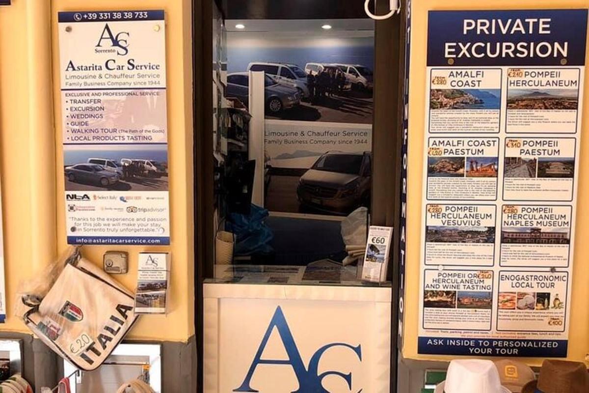 obchod s plakáty na výloze autosalonu