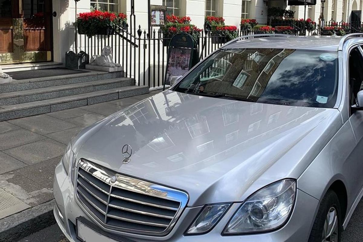 mobil berwarna perak diparkir di depan sebuah rumah