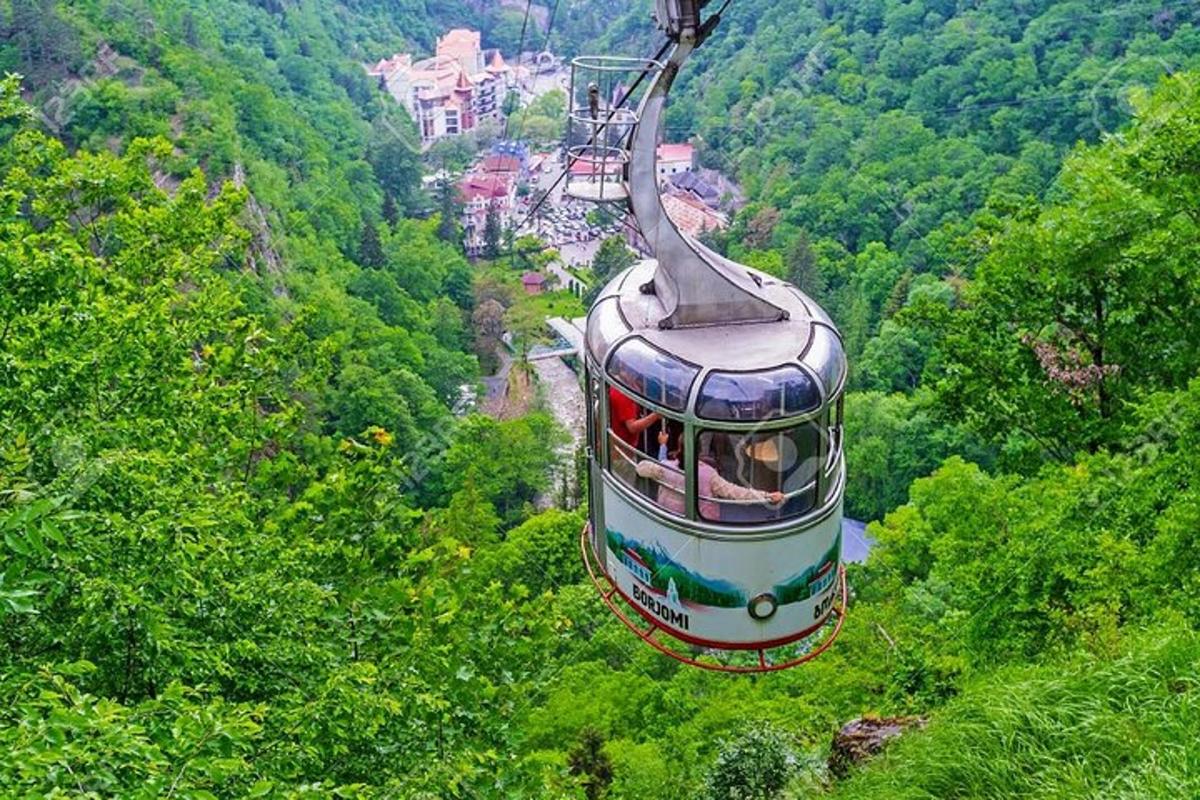 eine Gondelfahrt auf einen Hügel in den Bergen