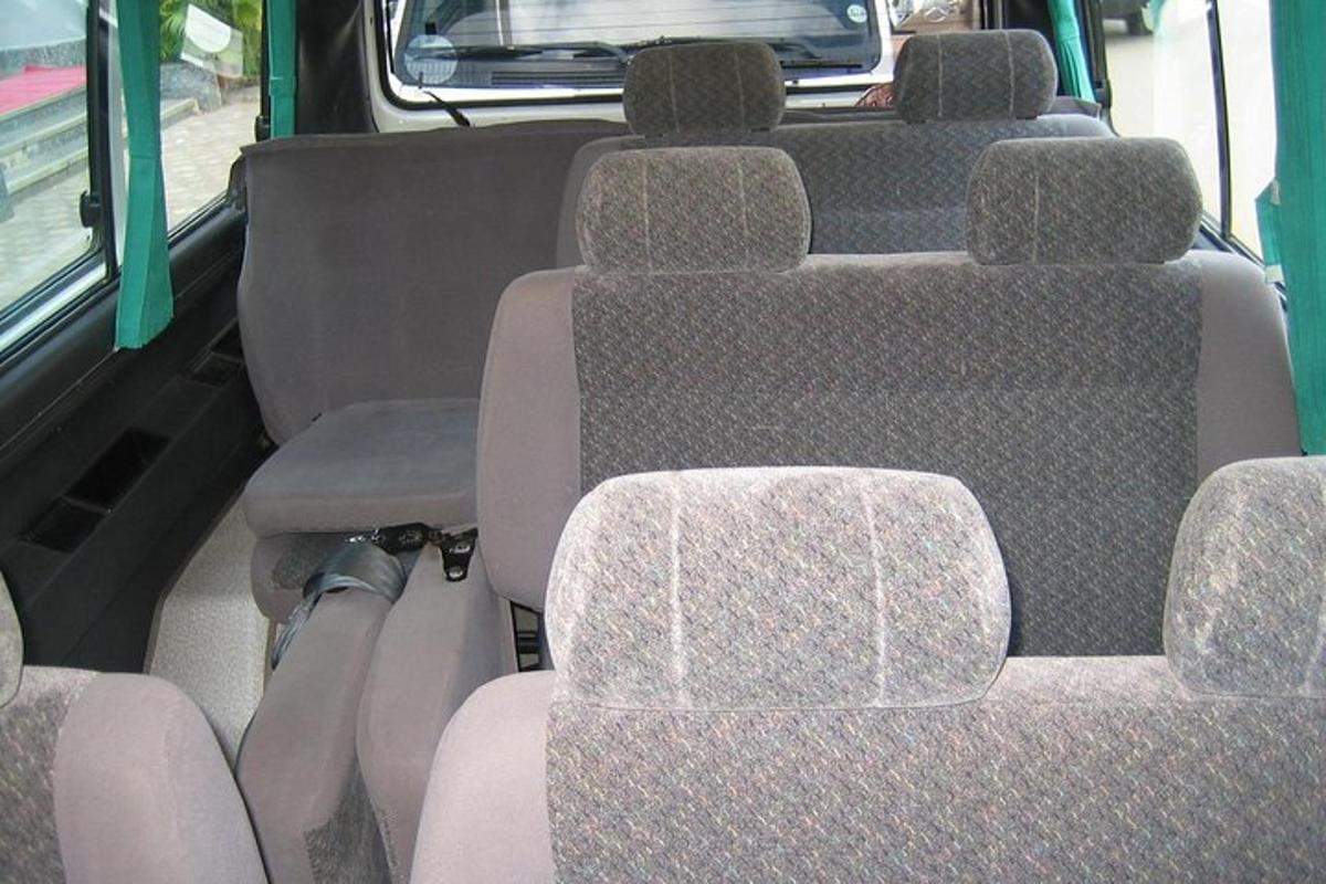 uma fileira de assentos na parte de trás de um ônibus
