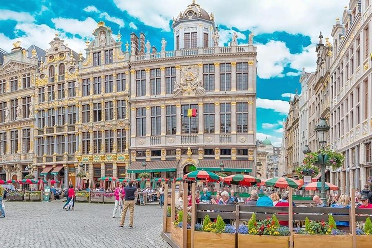 een groot gebouw met mensen die onder parasols ervoor zitten