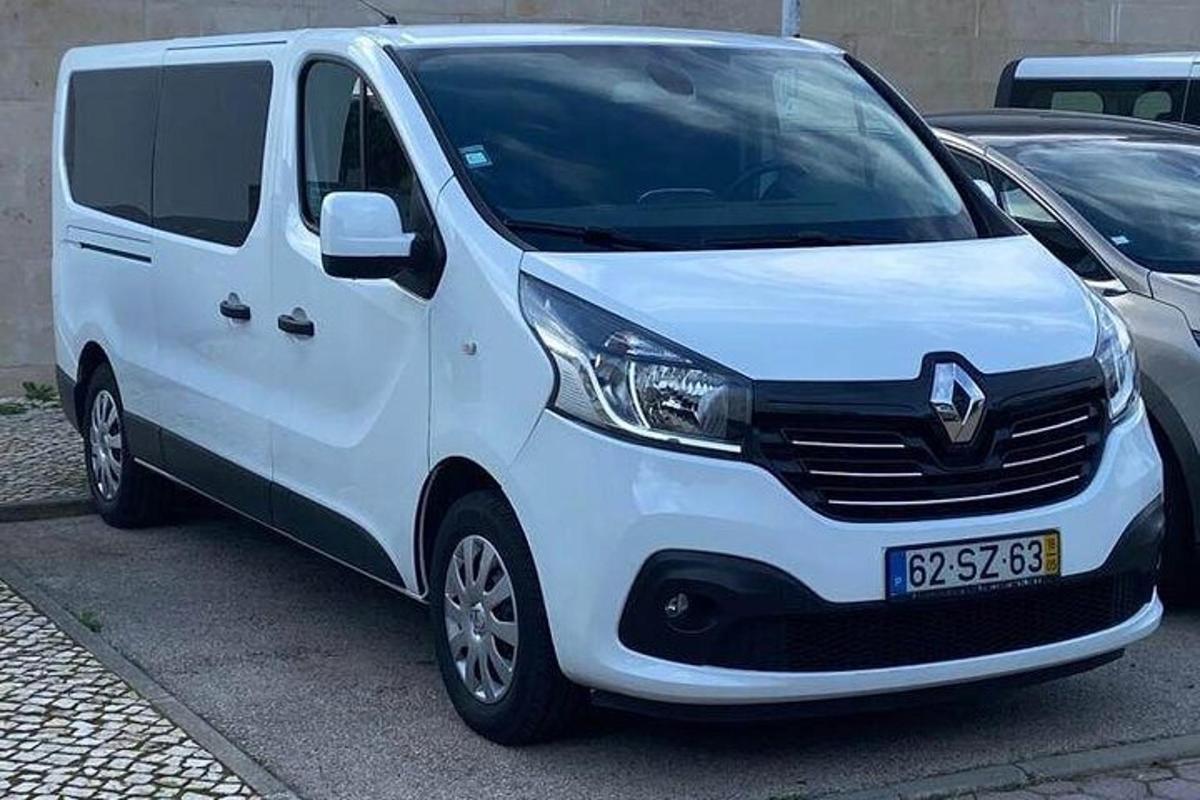 sebuah van putih diletakkan di tempat letak kereta