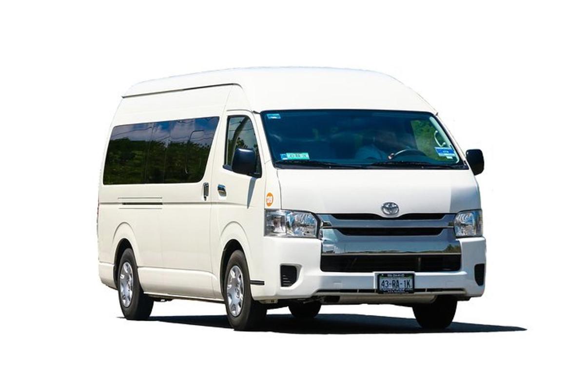 Bel kombi je prikazan na belem ozadju