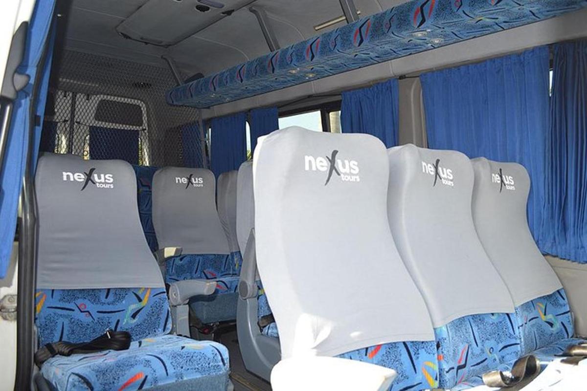 autobus s modrobílými sedadly v autobuse