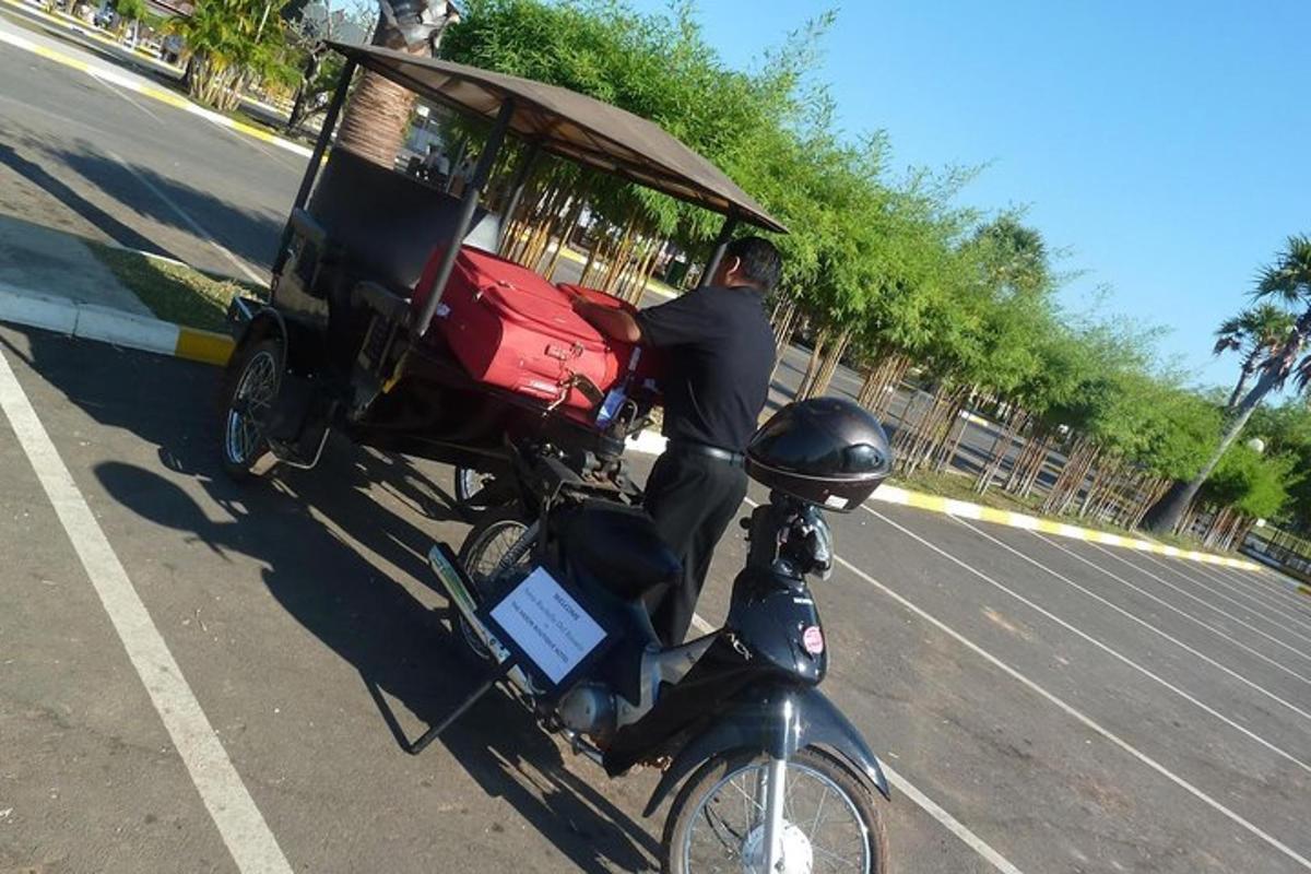 un uomo in sella a una motocicletta con un golf cart