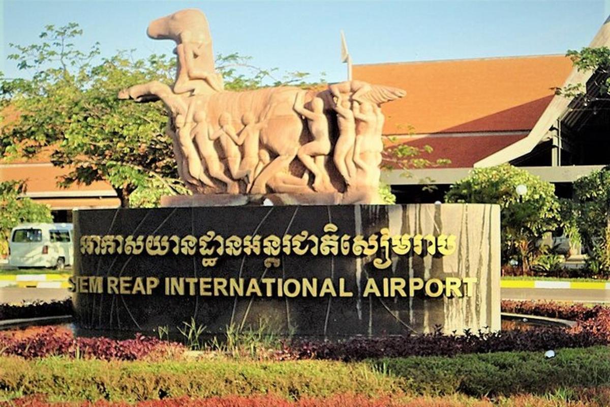 una statua davanti a un cartello per un aeroporto internazionale