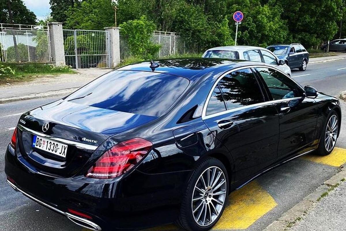 črn avto parkiran na parkirišču