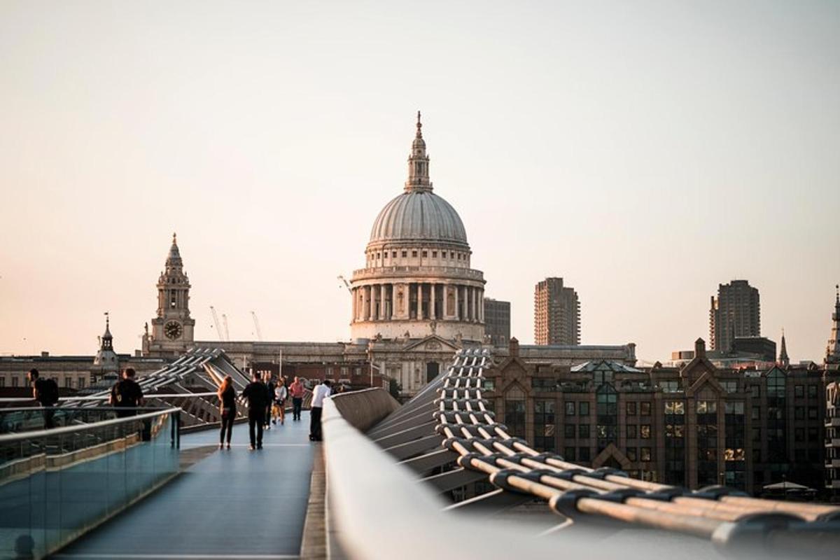 a londoni Millennium-híd látképe a katedrálissal