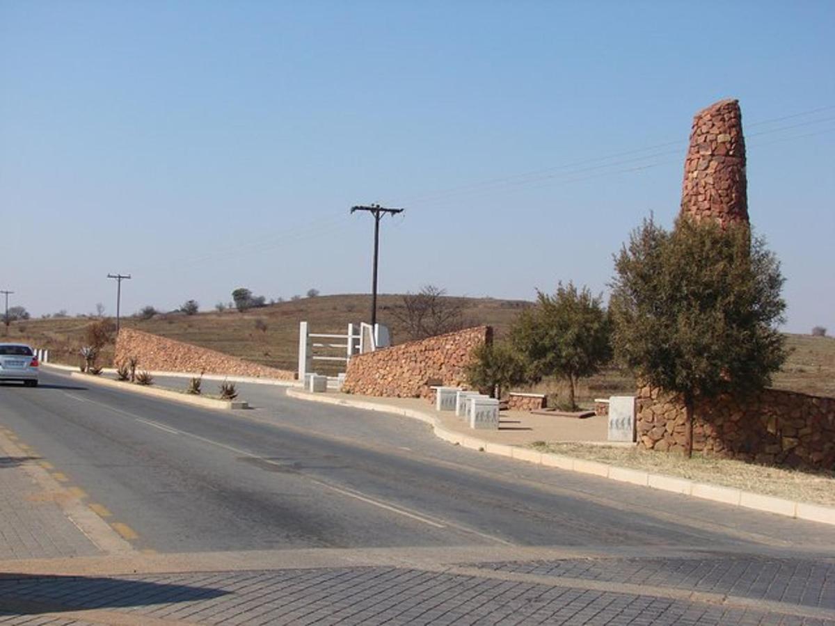 ένας δρόμος με ένα αυτοκίνητο να οδηγεί σε έναν δρόμο