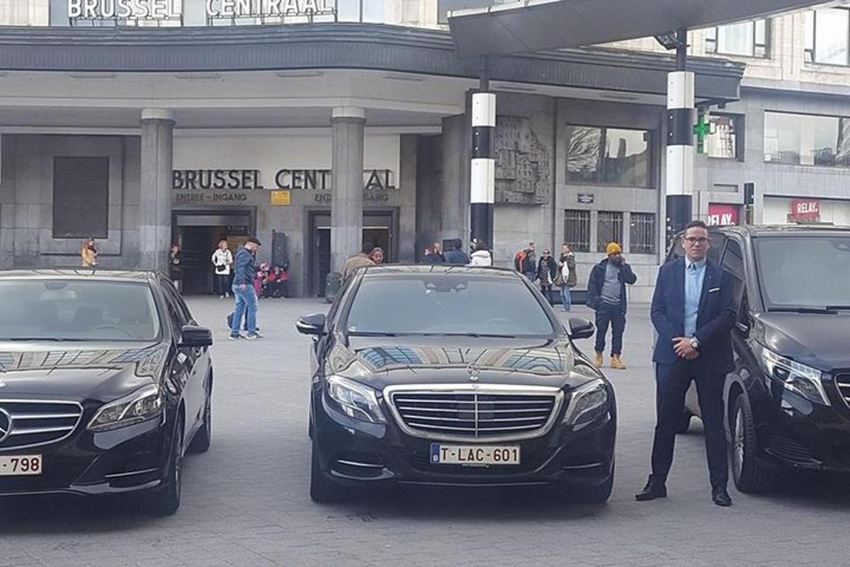 un uomo in piedi tra due auto in un parcheggio