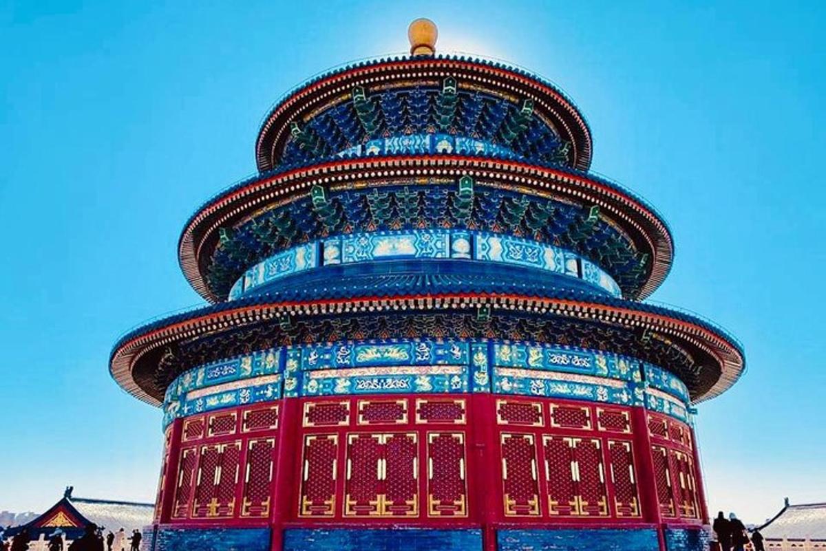 a tall building with a red and blue