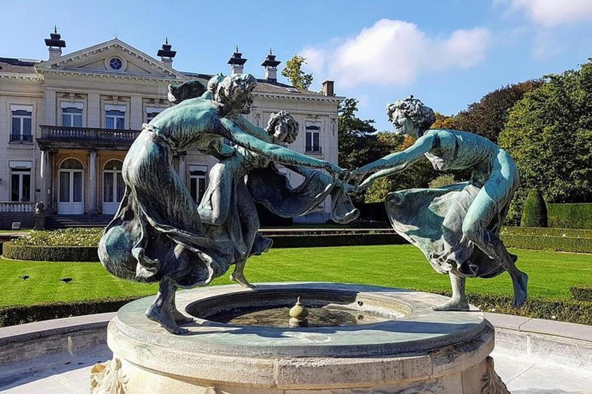 una statua di due donne su una fontana di fronte a un edificio