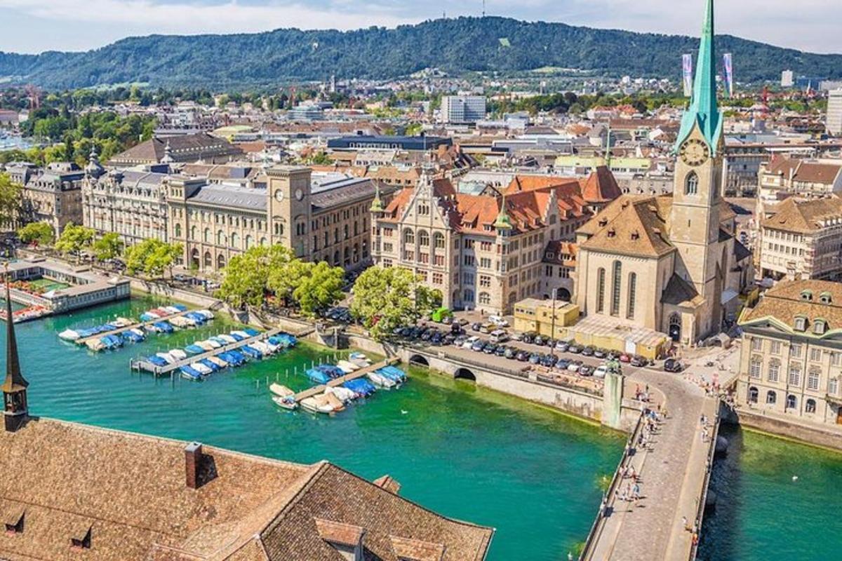 Una vista aérea de una ciudad con barcos en un río.