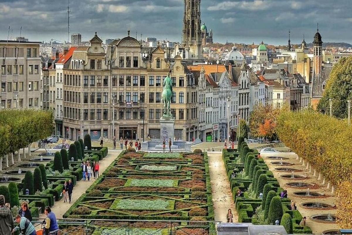 uma vista de uma cidade com uma fonte e edifícios