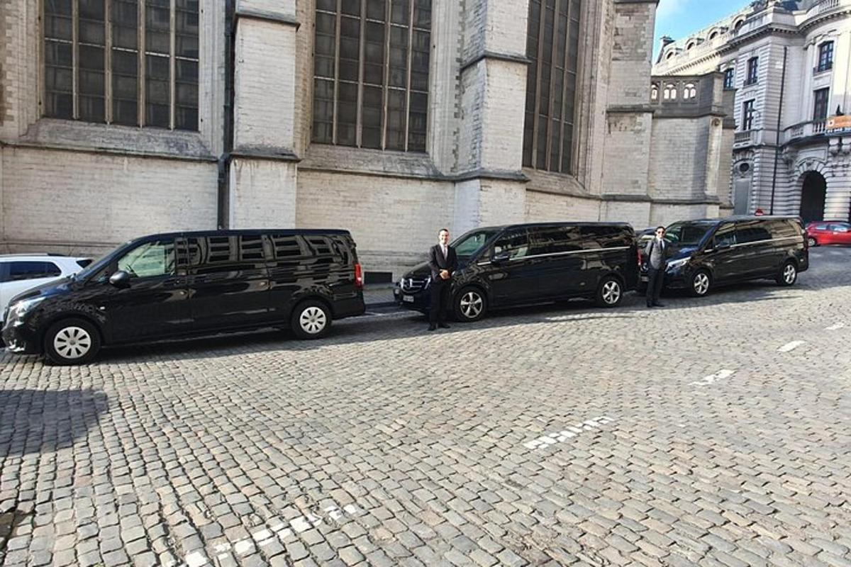 Tres furgonetas negras estacionadas frente a un edificio