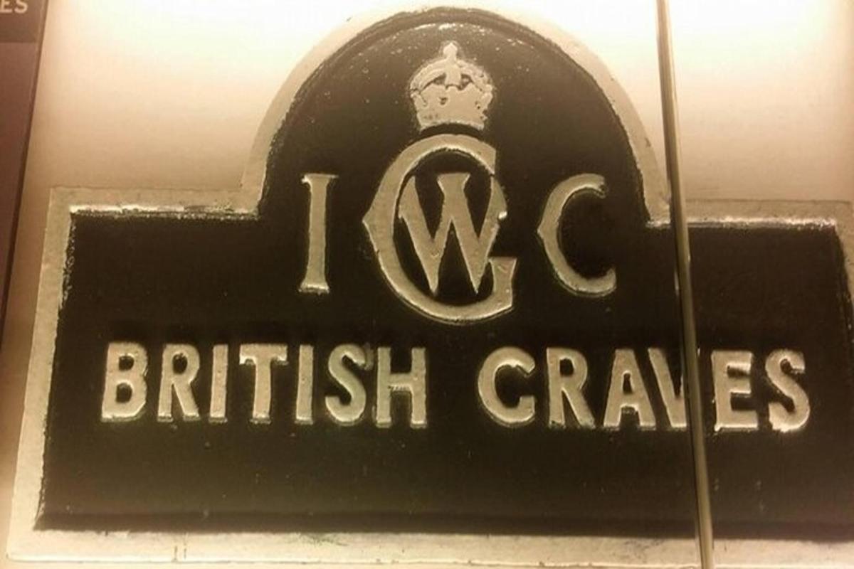 uma placa preta com as palavras "british crazes"