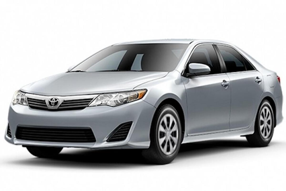srebrn hibrid Toyota Avalon parkiran spredaj
