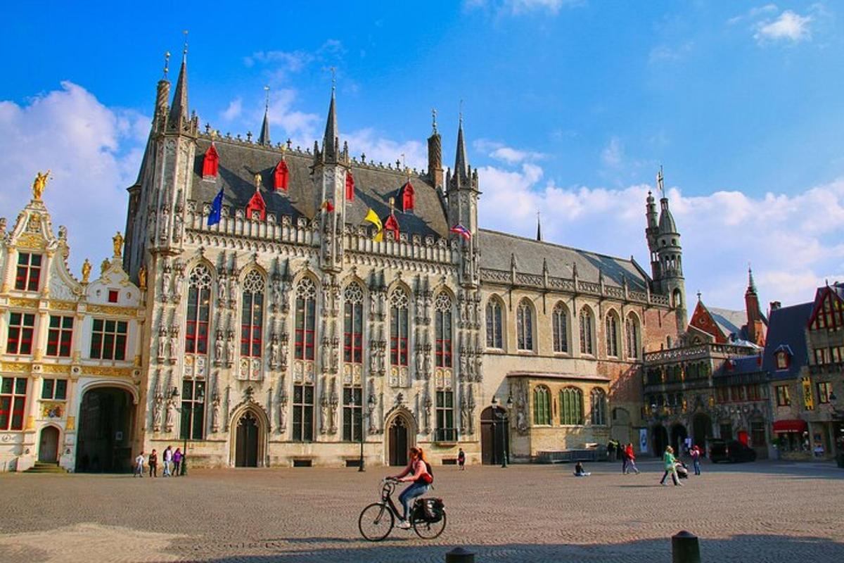 una donna in bicicletta davanti a un edificio