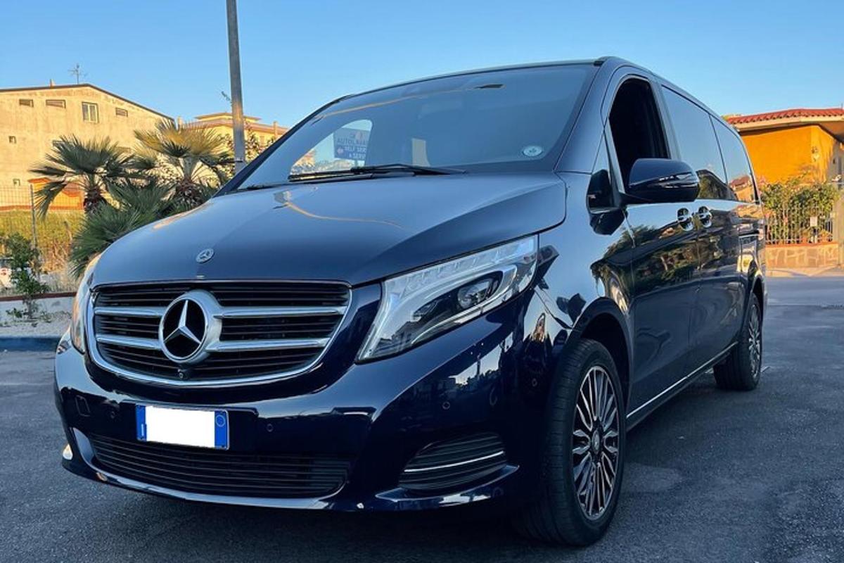 фургон Mercedes Benz, припаркований на парковці