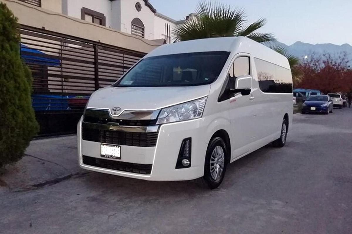 sebuah mobil van putih diparkir di tempat parkir