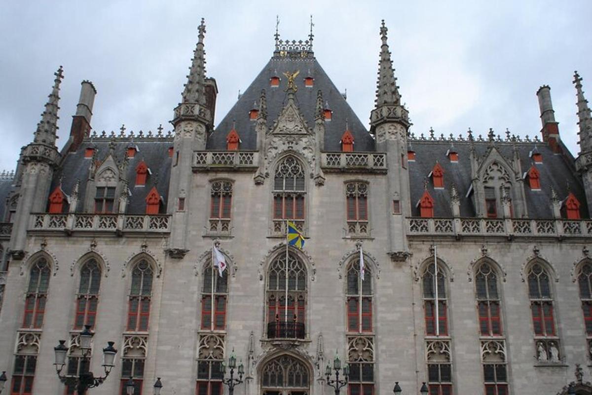 un grande edificio con molte finestre e torrette