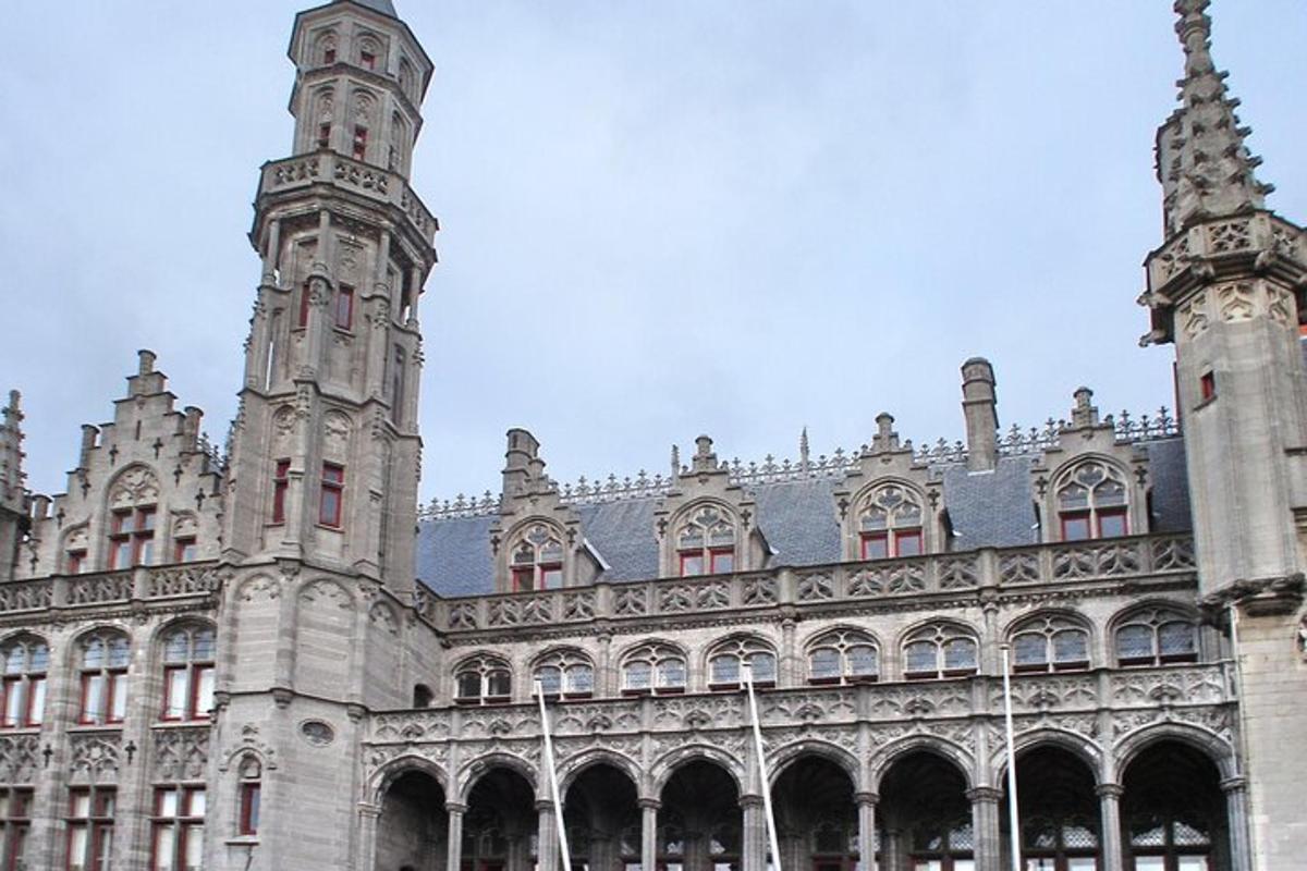 un grande edificio con due torri in cima