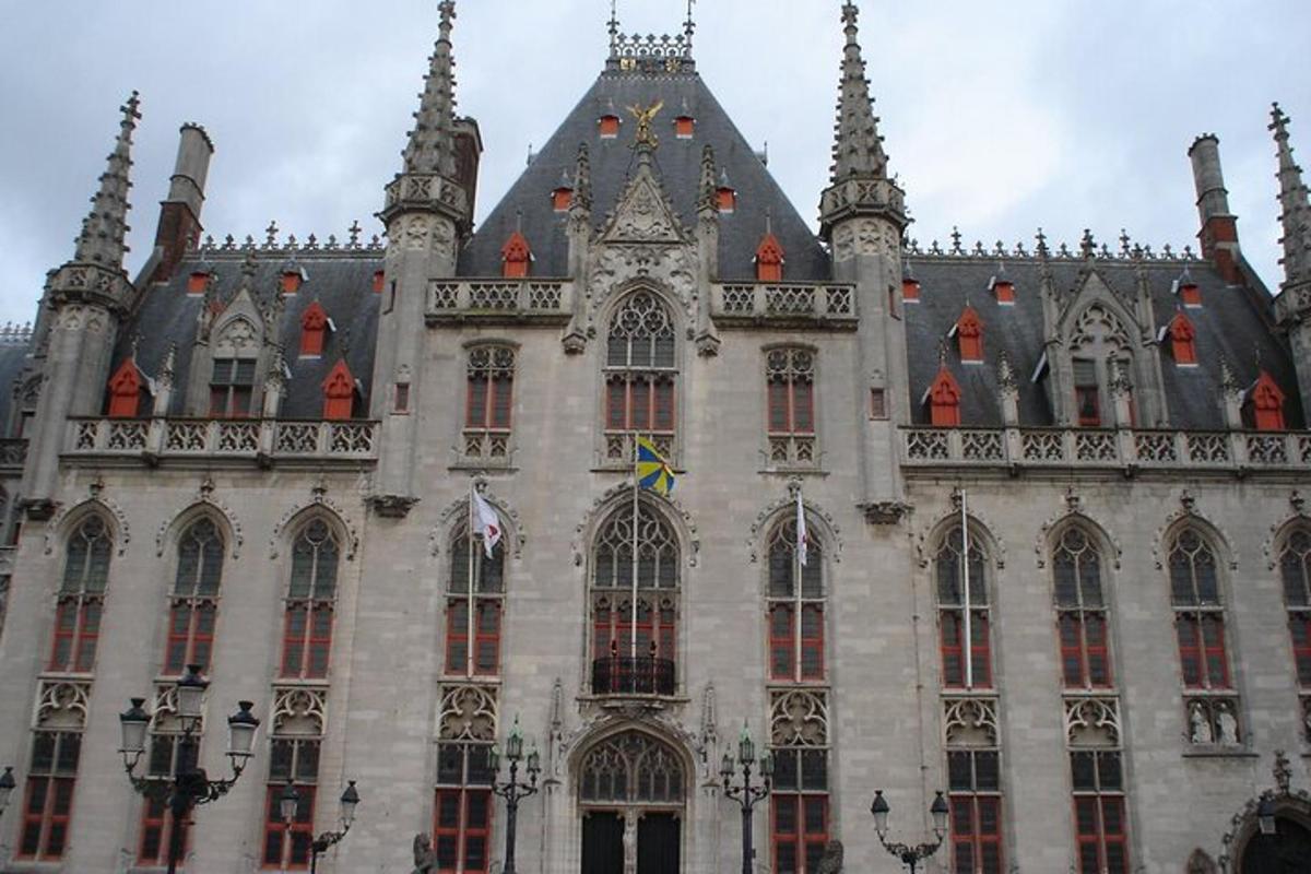 um grande edifício com muitas janelas e torres