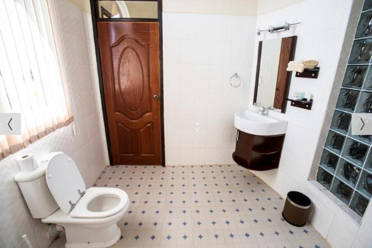 kopalnica z WC-jem in umivalnikom