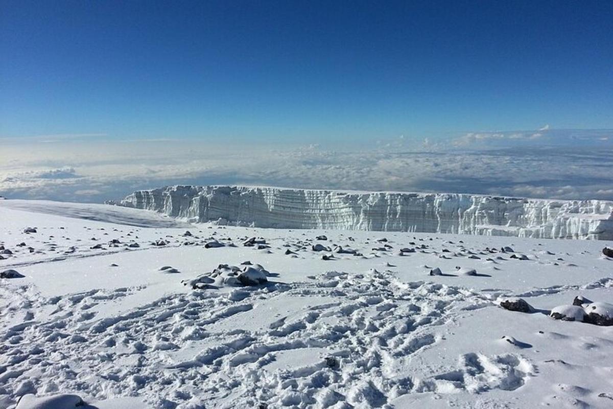 una montagna coperta di neve con una scogliera sullo sfondo