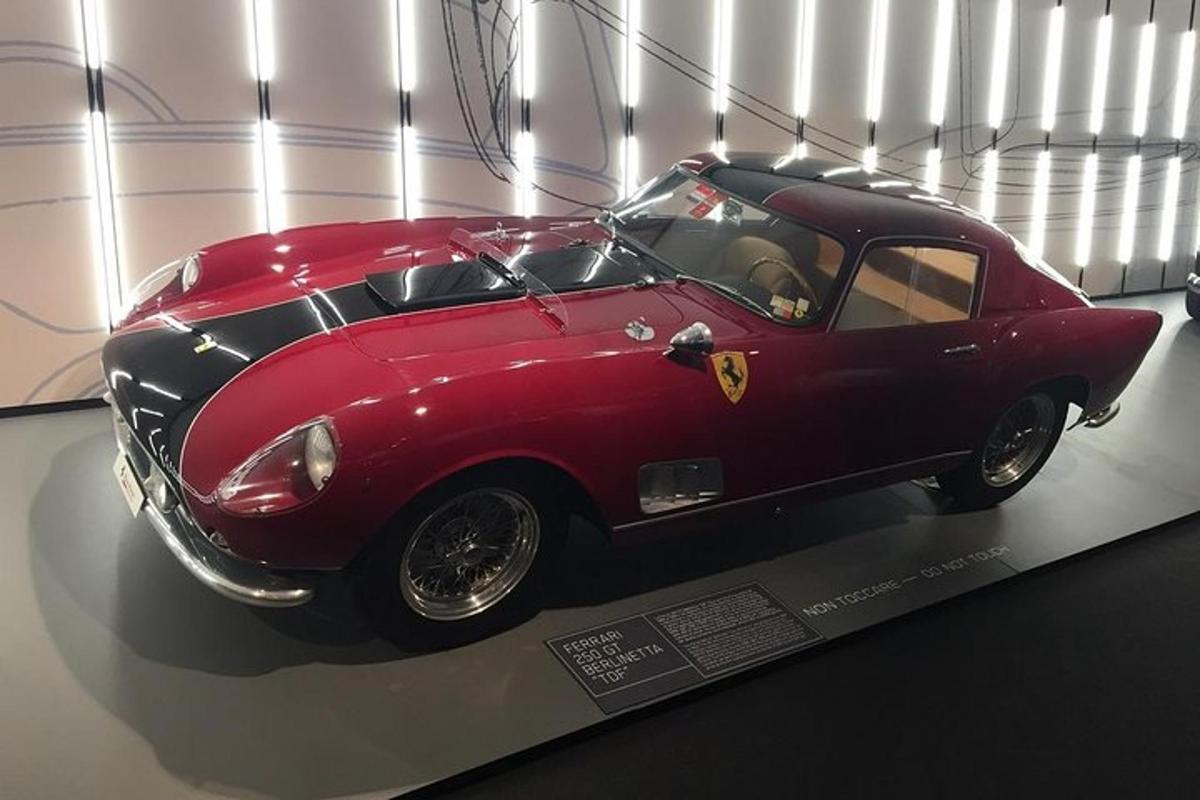 un'auto rossa e nera esposta in un museo
