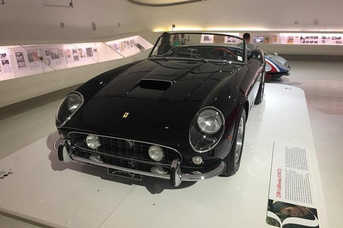 un'auto nera è esposta in un museo