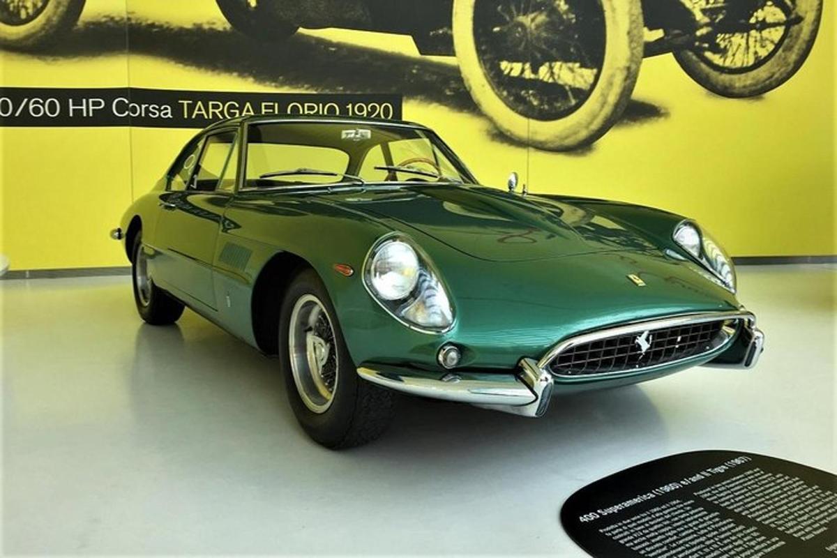 un'auto verde è esposta in un museo