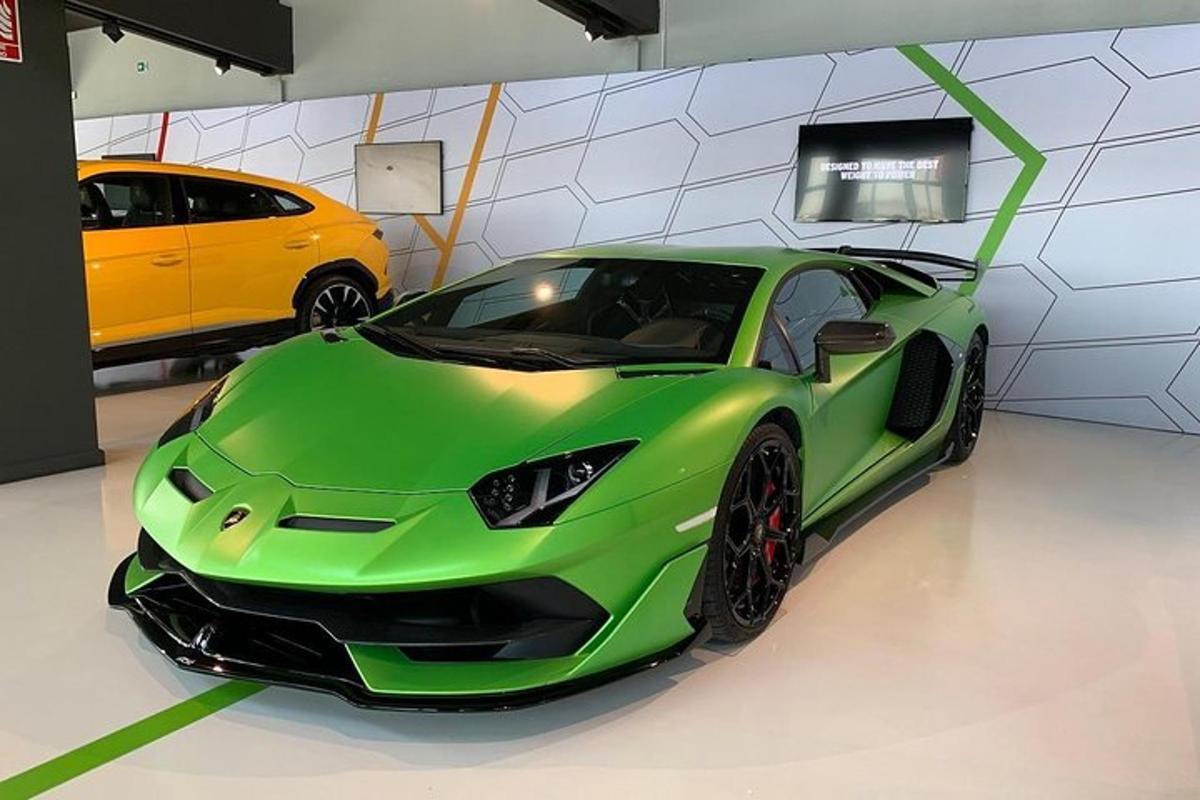 ein grüner Lamborghini in einer Garage geparkt