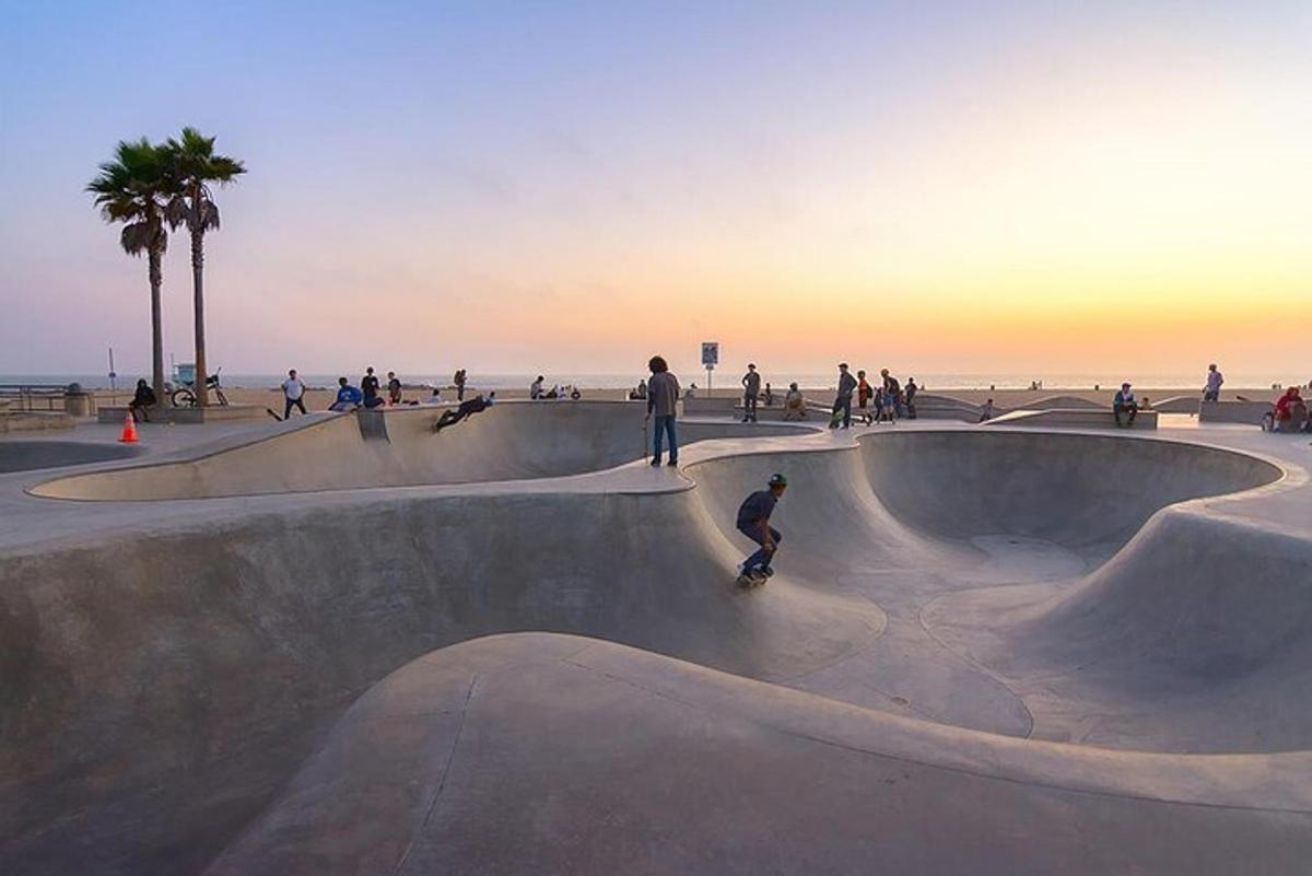 un grup de persones anant amb monopatí en un skatepark