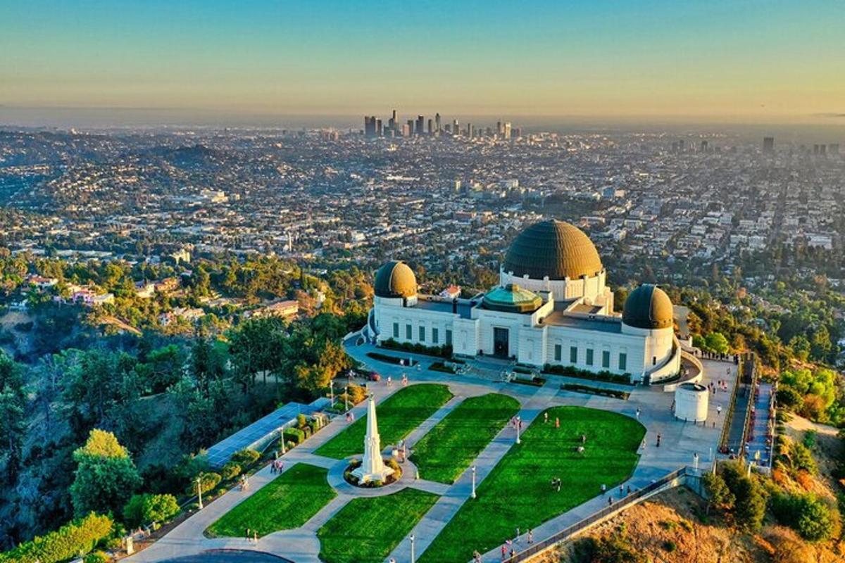 una vista aerea di una moschea con una città sullo sfondo