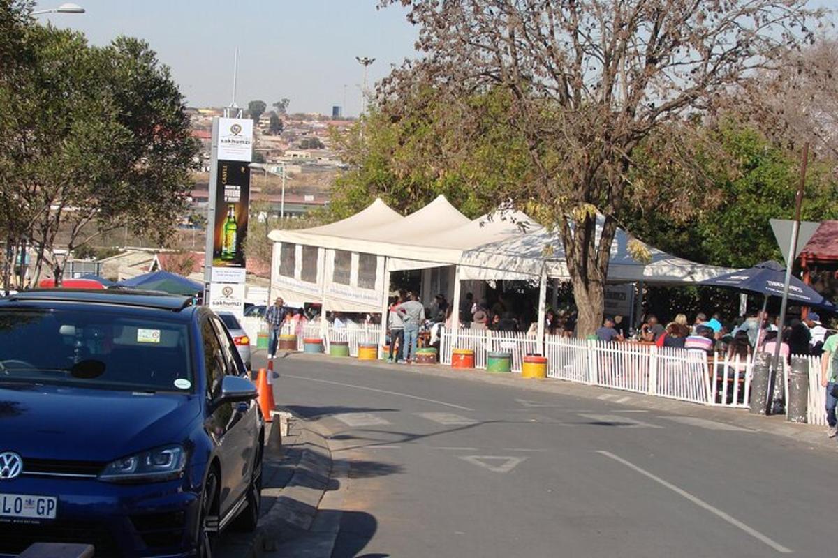 ένα αυτοκίνητο παρκαρισμένο στην άκρη ενός δρόμου με μια σκηνή