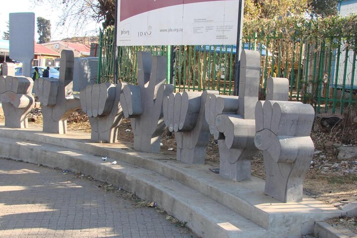 una fila de parquímetros al costado de una calle