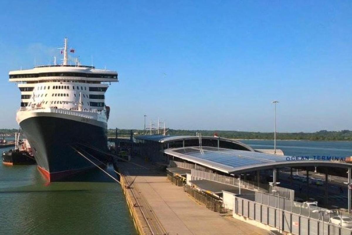 výletní loď zakotvila v doku ve vodě