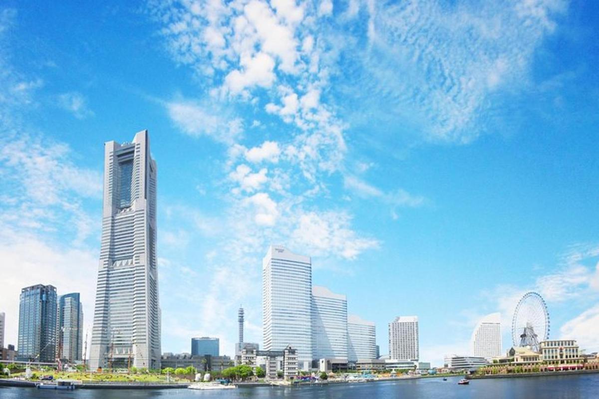 拥有高楼大厦和河流的城市天际线