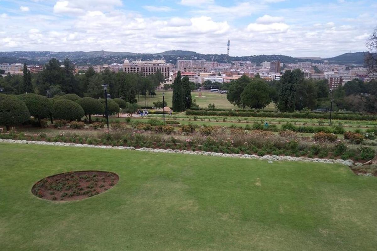 pohled na park s městem v pozadí