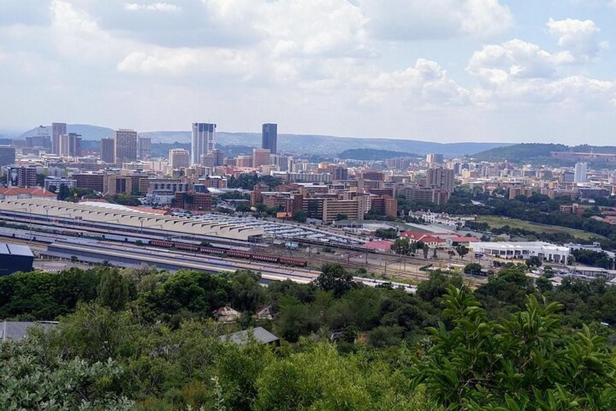 pohled na město s železničními kolejemi a budovami