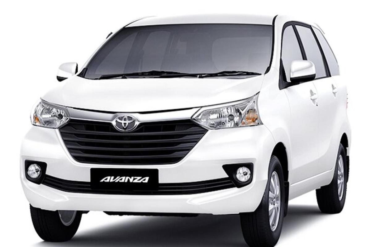 bílý hybridní vůz Toyota