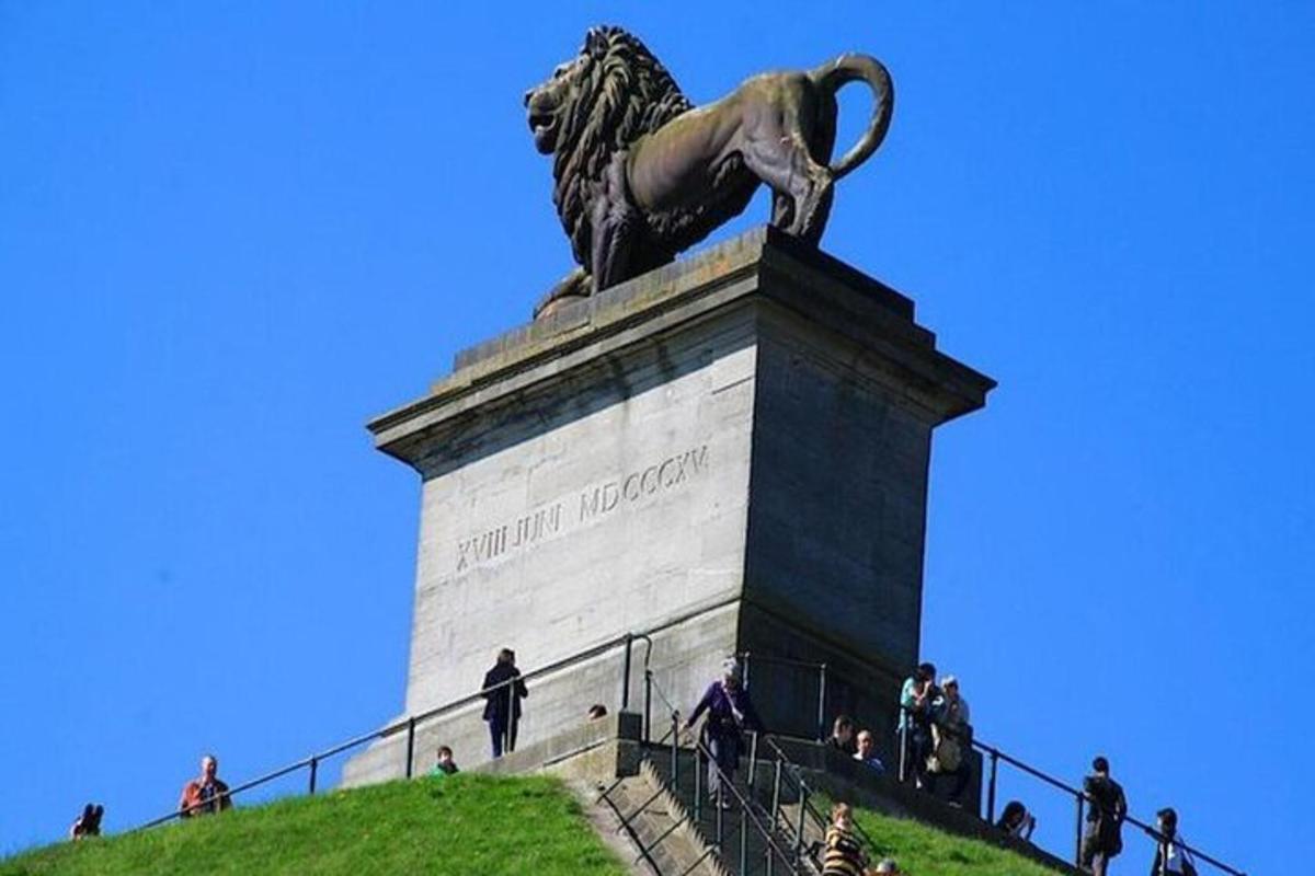una estatua de un león en la cima de una colina