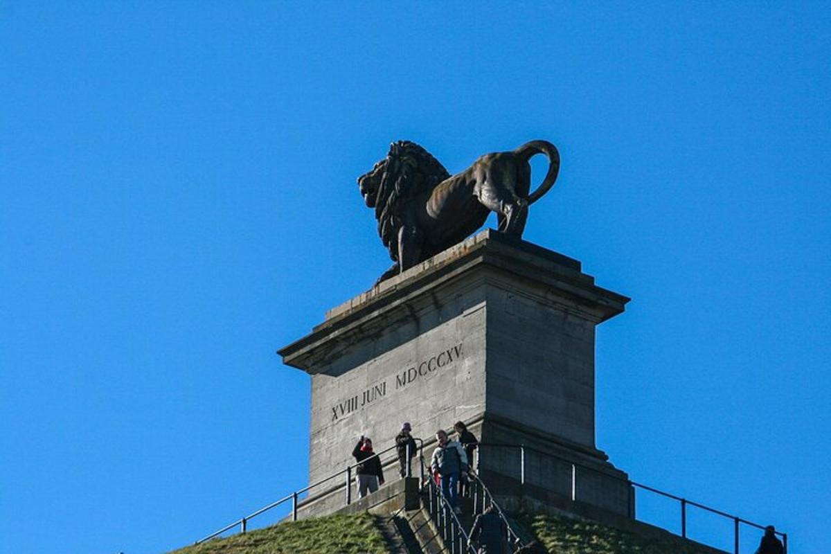 en statue av en løve på toppen av et monument