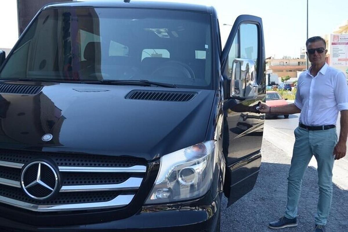 Muž stojí vedle nákladního vozu Mercedes Benz