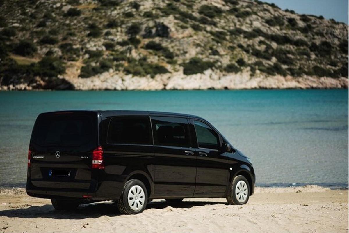 un SUV nero parcheggiato sulla spiaggia vicino all'acqua