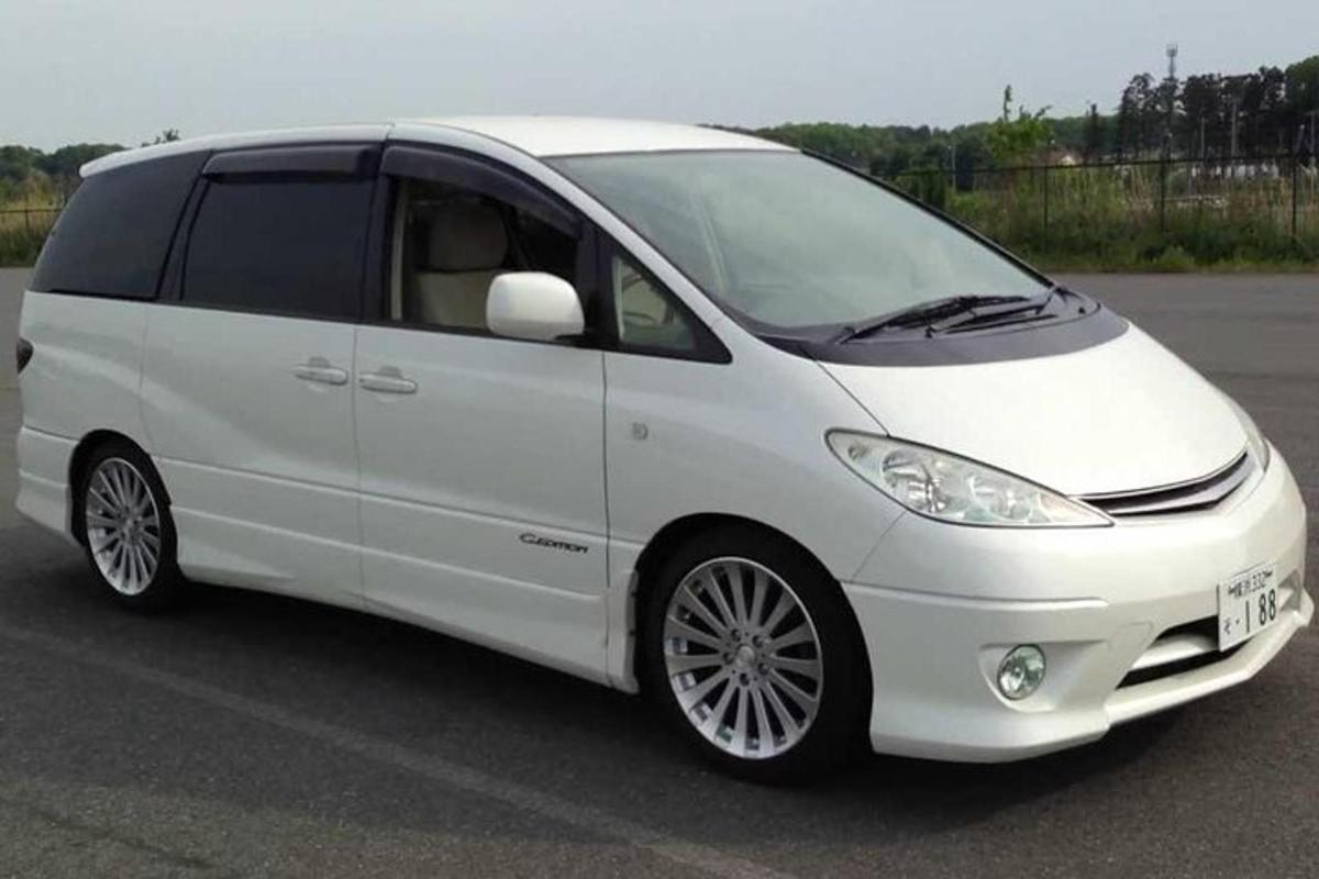 sebuah van putih diletakkan di tempat letak kereta