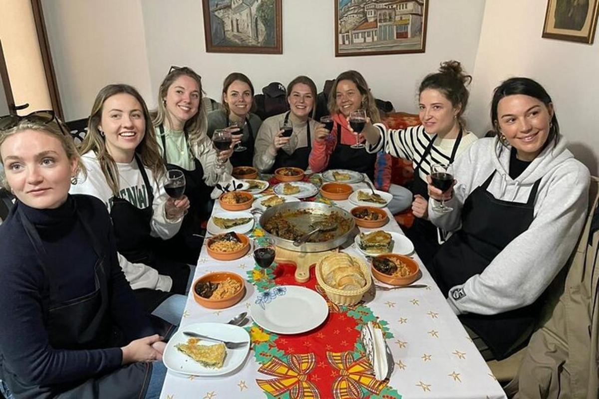 Un grupo de mujeres sentadas alrededor de una mesa comiendo comida