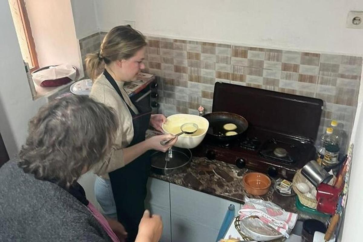 dvě ženy stojící v kuchyni a připravující jídlo