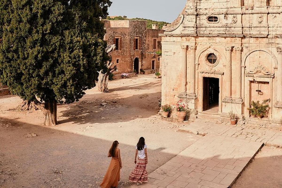 due ragazze che camminano lungo una strada di fronte a un vecchio edificio